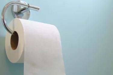 آیا استفاده از دستمال توالت کاغذی سلامت زنان را به خطر می‌اندازد؟