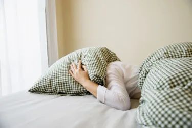 چرا خوابمان بههم میریزد؟ دلایل اختلال خواب در زنان