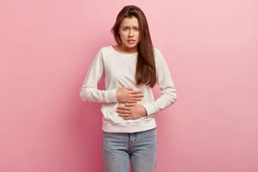 چرا نفخ داریم؟ از تغذیه تا تغییرات هورمونی